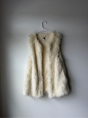 Universal Thread Cream Faux Fur Sleeveless Vest